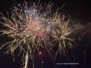 Požarevljani na Gradskom trgu dočekali Novu 2026. godinu uz muziku i vatromet - Hit Radio Pozarevac, Branicevski okrug